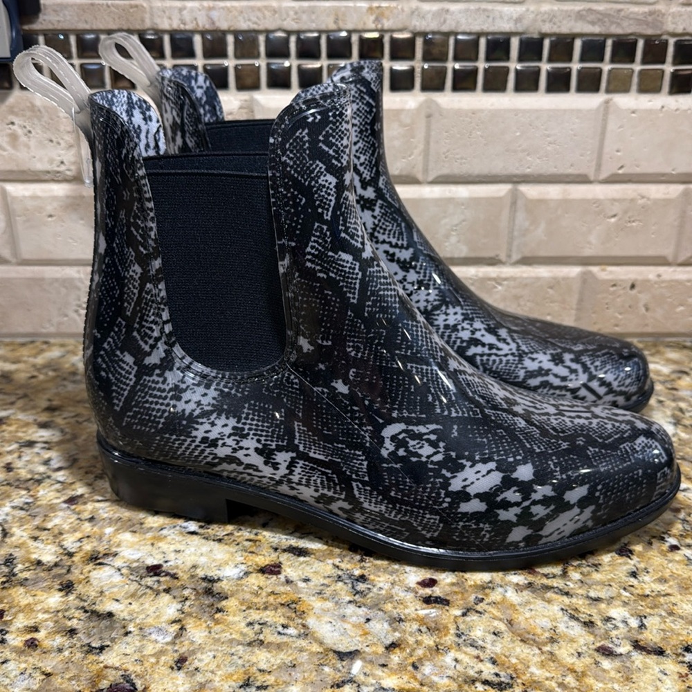 Time and Tru rain boots